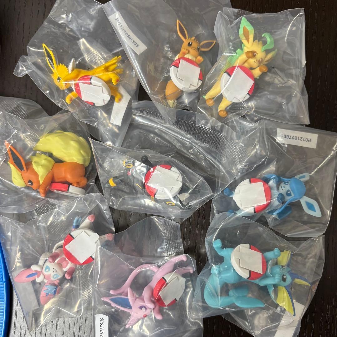 ピカチュウ　特大　ソフビフィギュア　ブイズ　進化形　街歩きちらりんフレンズ