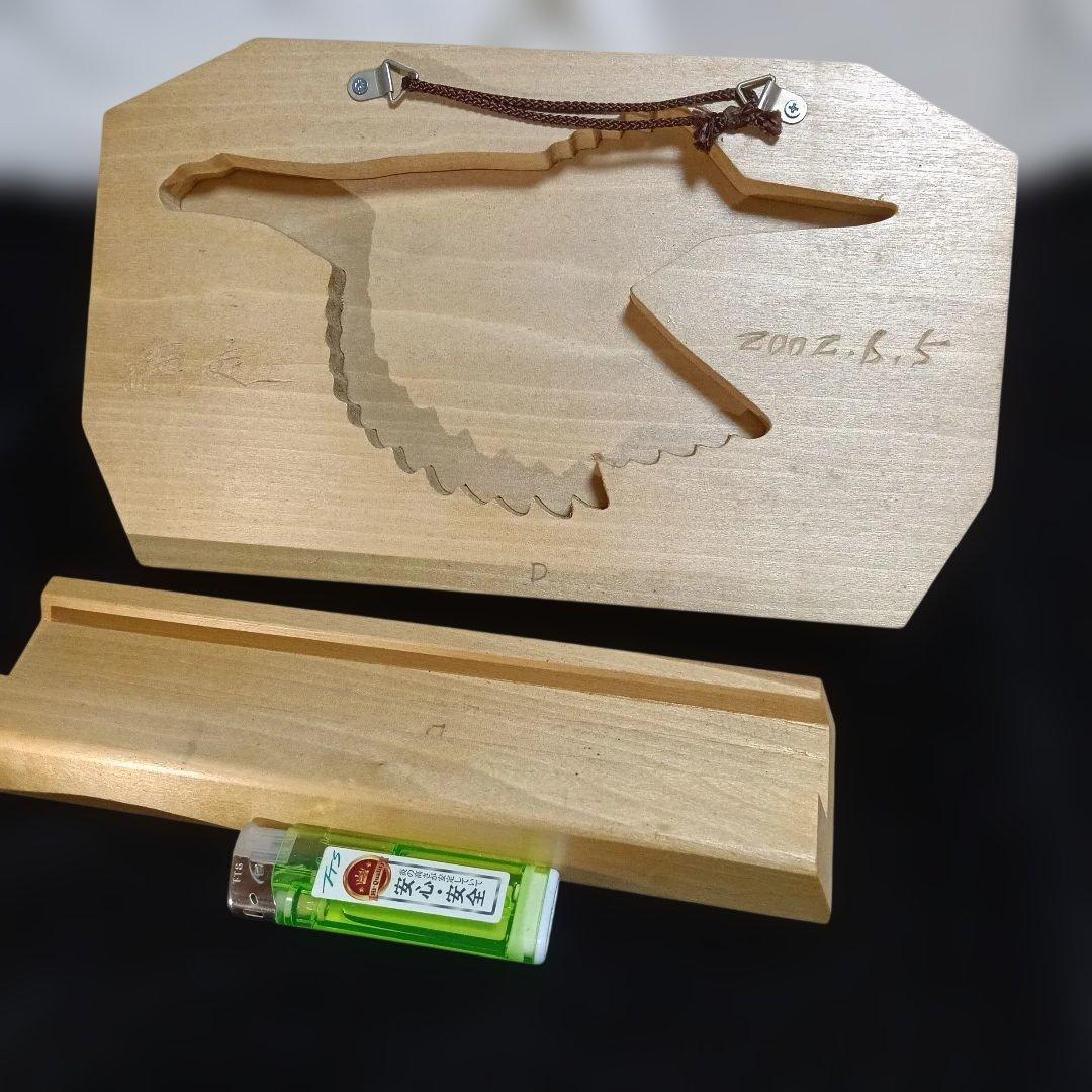 188.木製 飛翔するヤマセミ鳥の彫刻 サイン入り.網走木彫作家、サクヨ製