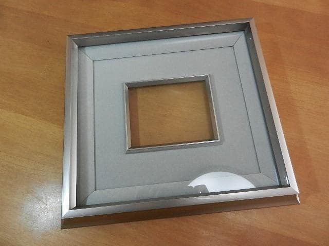 刺繍絵画「水辺の風景」（額（絵）縦３０．５㌢×横３３㌢（９．５×１２．５））