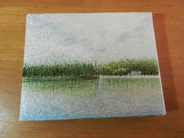 刺繍絵画「水辺の風景」（額（絵）縦３０．５㌢×横３３㌢（９．５×１２．５））