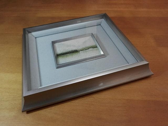 刺繍絵画「水辺の風景」（額（絵）縦３０．５㌢×横３３㌢（９．５×１２．５））