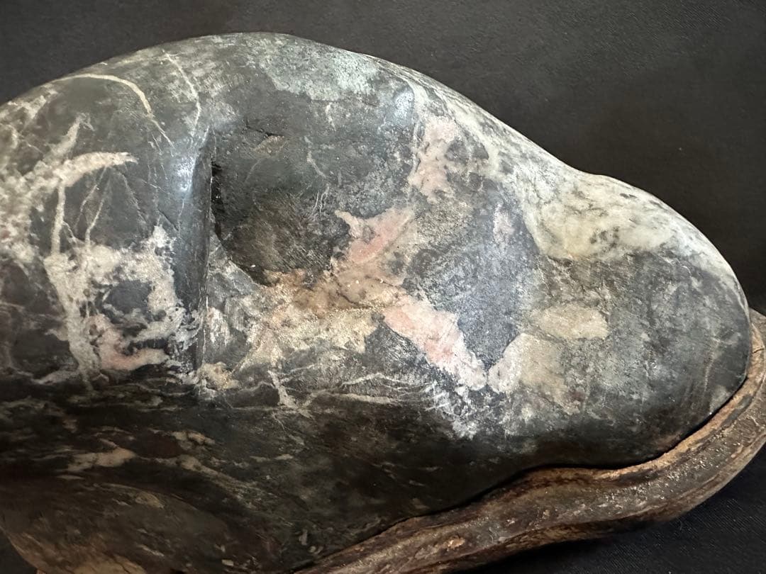 菊花石 薄紅菊&白菊 2.5kg 手彫り台座付き/水石 鑑賞石 鉱物