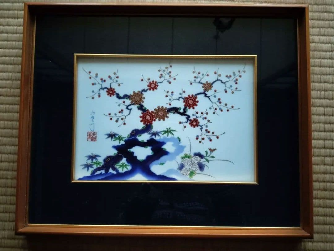 有田焼きの陶板、春を告げる紅梅、額付きです。