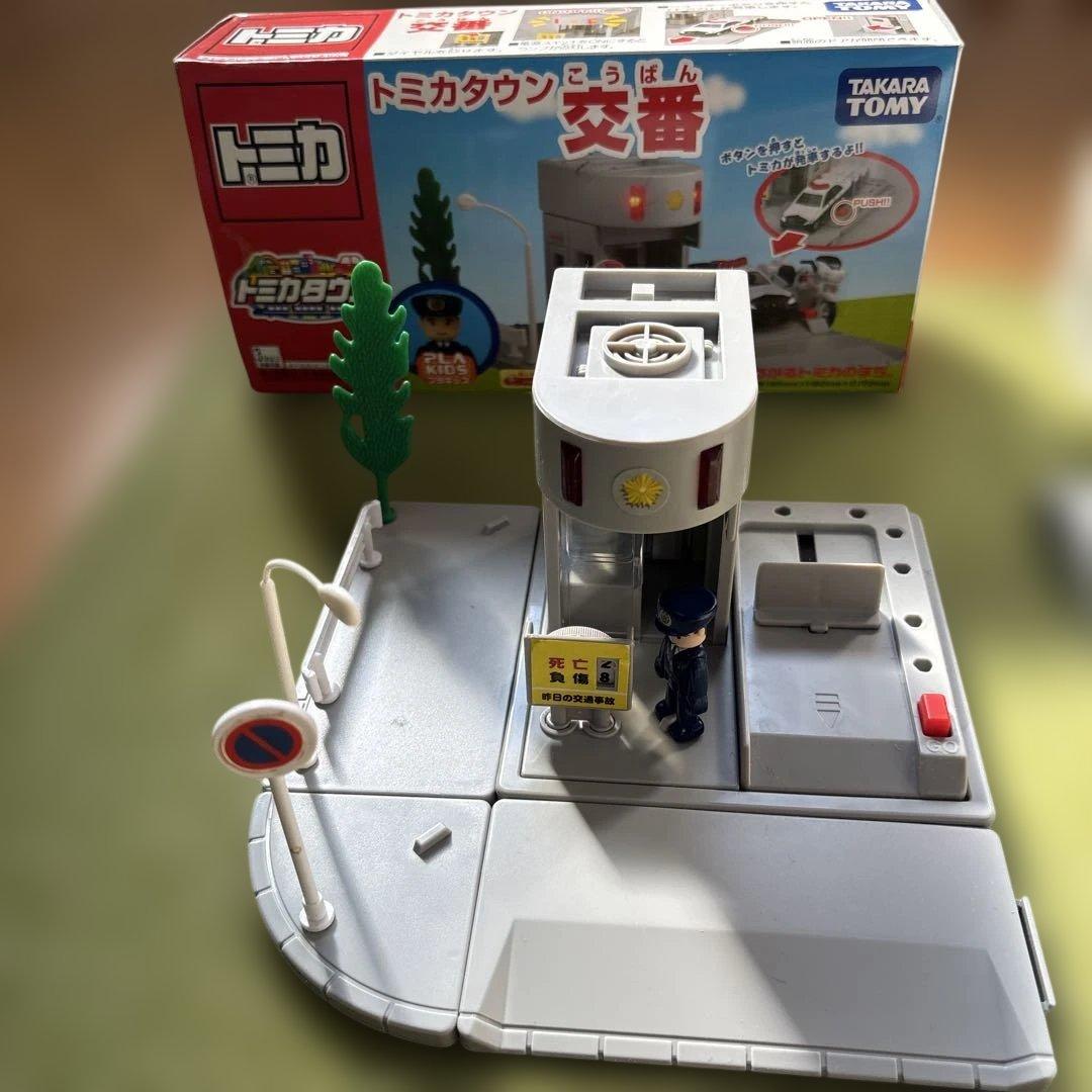 トミカタウン　交番と立体パーキング