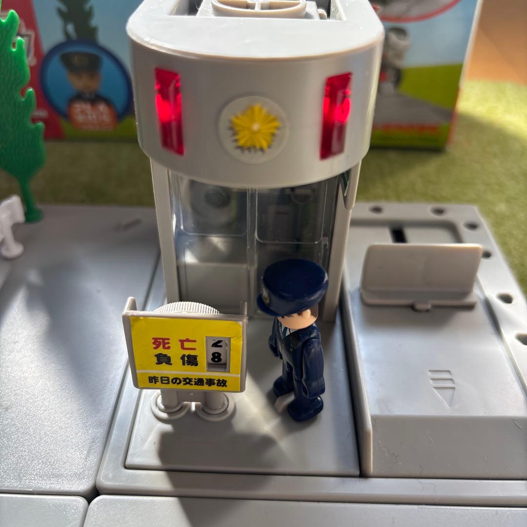 トミカタウン　交番と立体パーキング