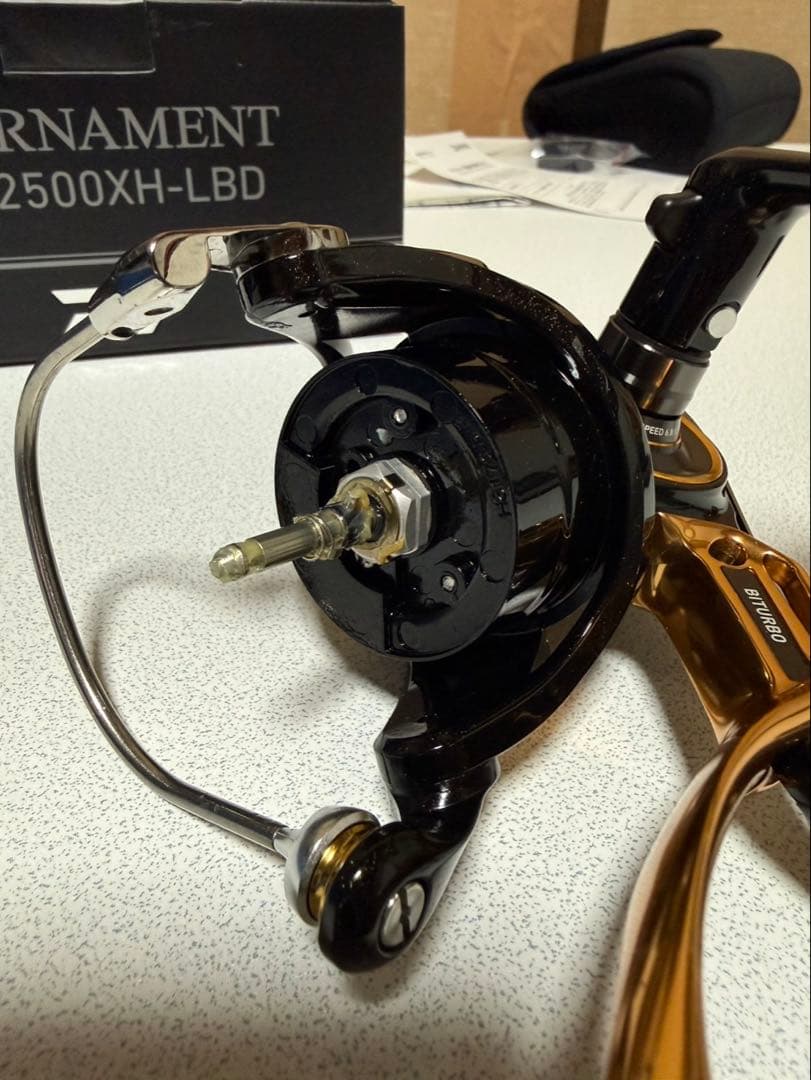 DAIWA 22トーナメントISO 2500XH-LBD スピニングリール