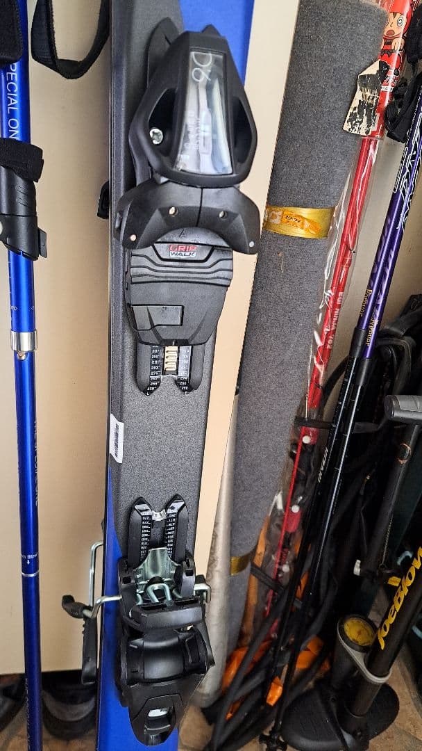 Hart スキー板 青/白 バインディング、ストック付　新古　送料込み