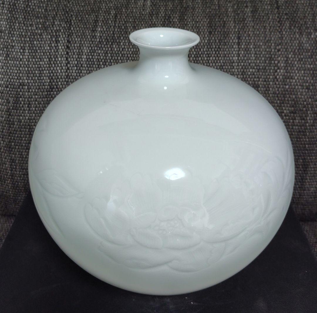 中村清六　佐賀県重要文化財保持者　白磁牡丹彫　壷　図録掲載作品　価格表50万円