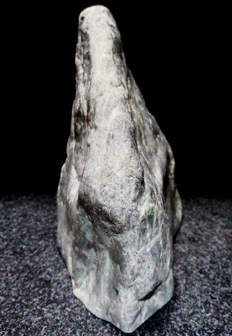 ★翡翠原石★糸魚川硬玉【小滝・転石・バレル底カット2.7Kｇ】