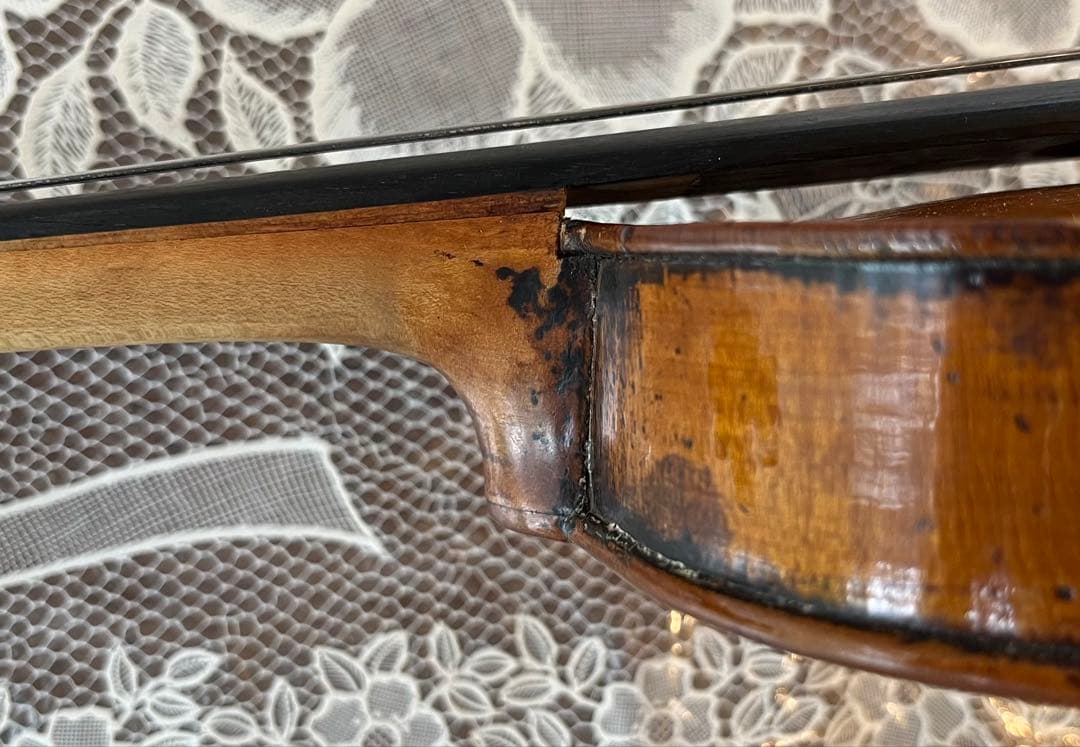 少なくとも100年以上前のオールドバイオリン