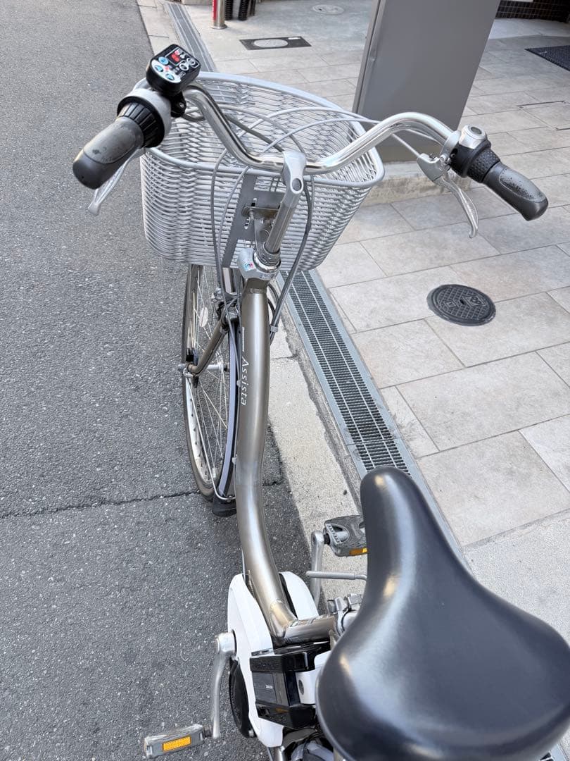 大阪府　ブリヂストン　電動アシスト自転車 シルバー 前カゴ付き