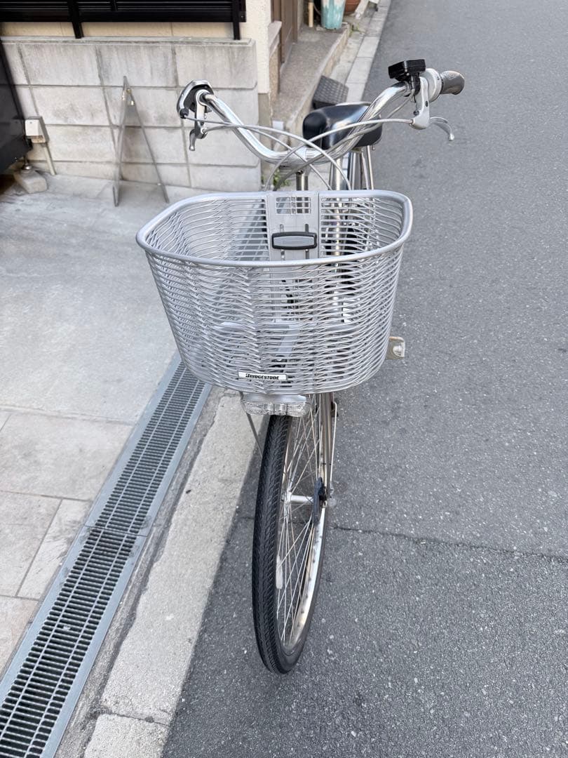 大阪府　ブリヂストン　電動アシスト自転車 シルバー 前カゴ付き