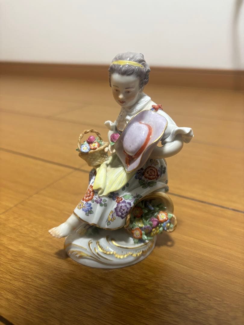 マイセン 花かごを持つ女性