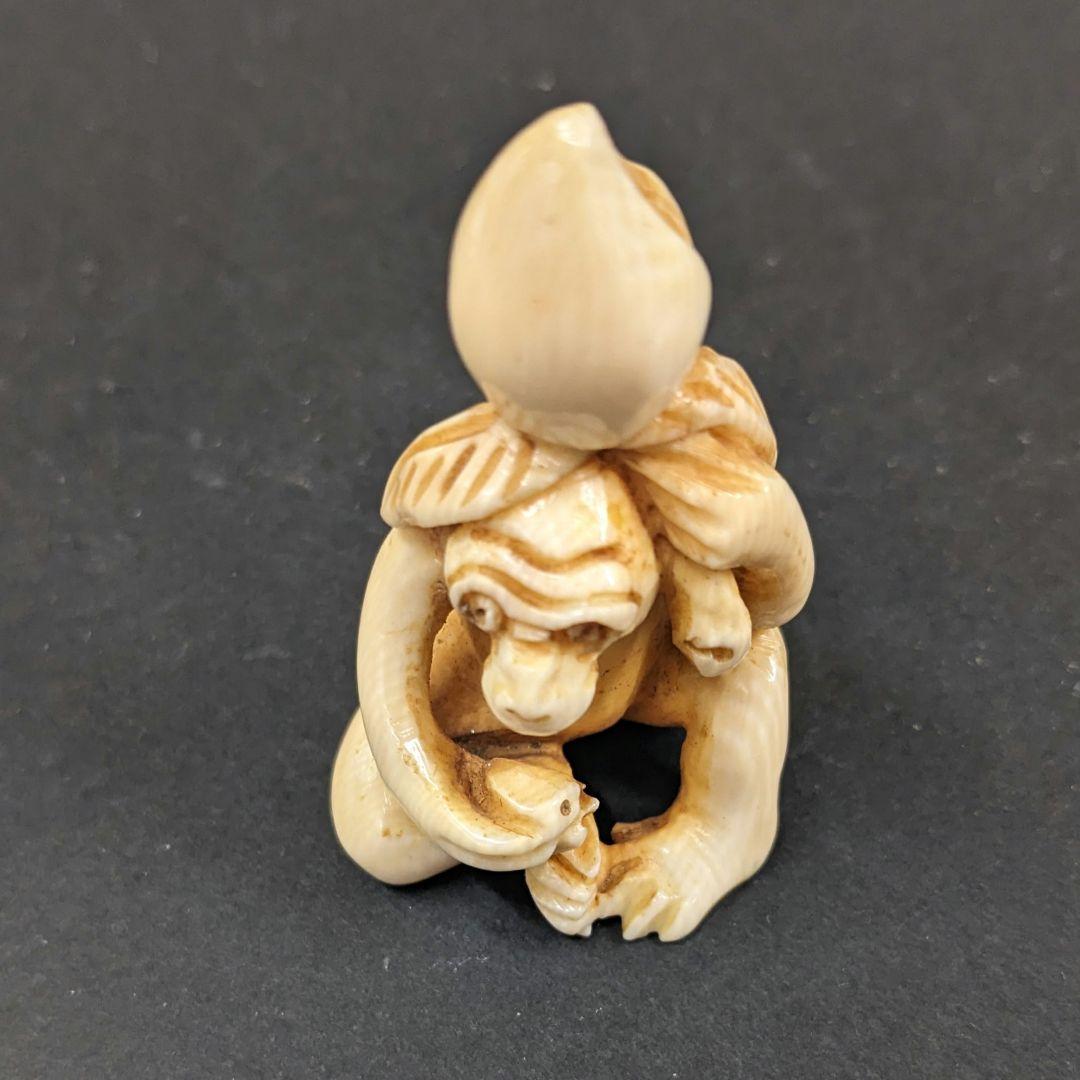 『酔猿』根付　置物　アンティーク　天然素材　彫刻 細密細工　骨董コレクション