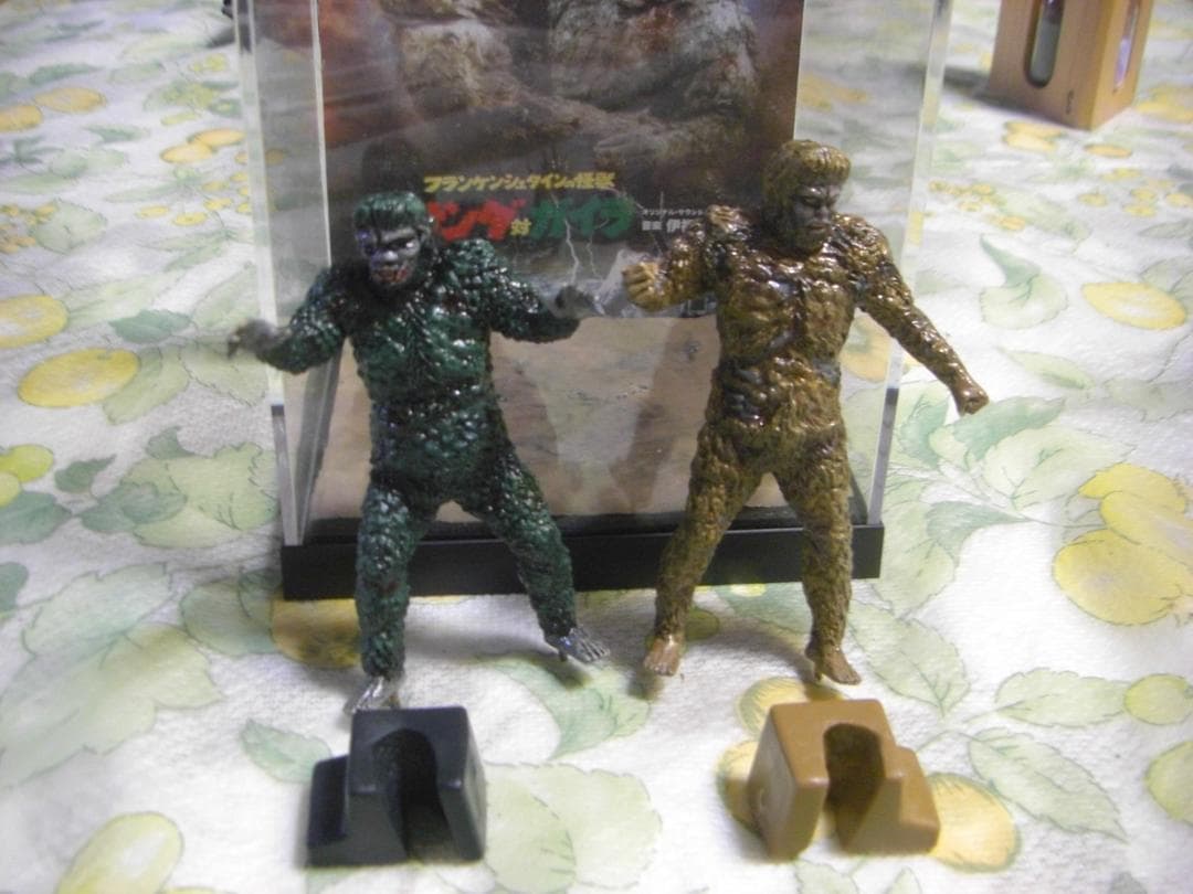 サンダ対ガイラ(1966）２体リペイント・ディスプレイケース付★ＨＧ東宝怪獣★