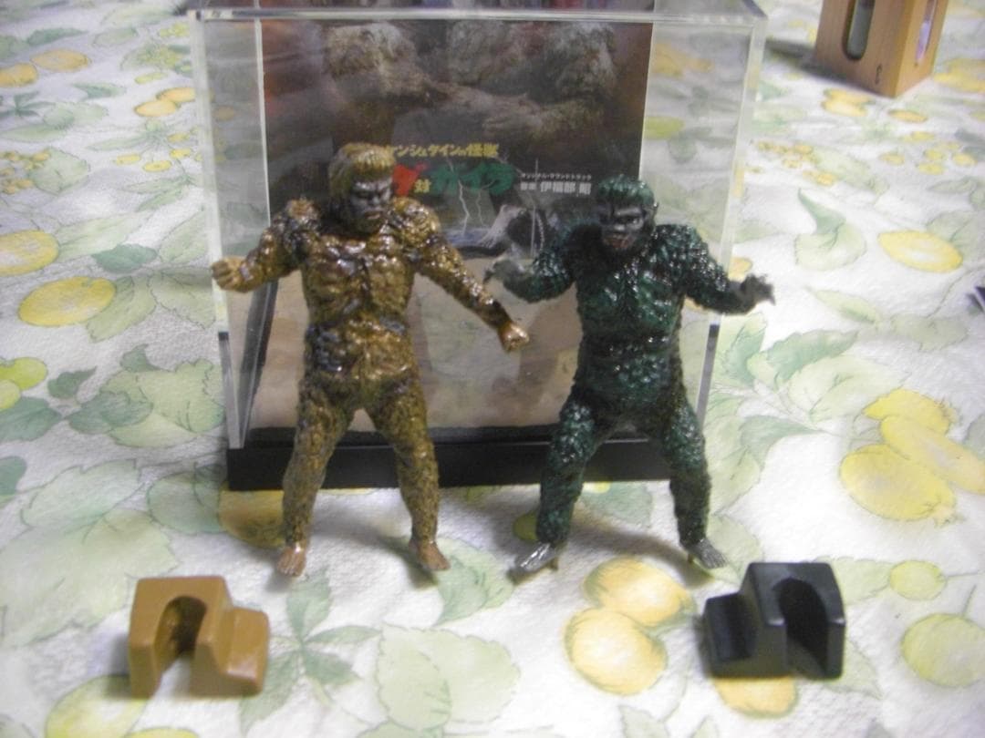 サンダ対ガイラ(1966）２体リペイント・ディスプレイケース付★ＨＧ東宝怪獣★