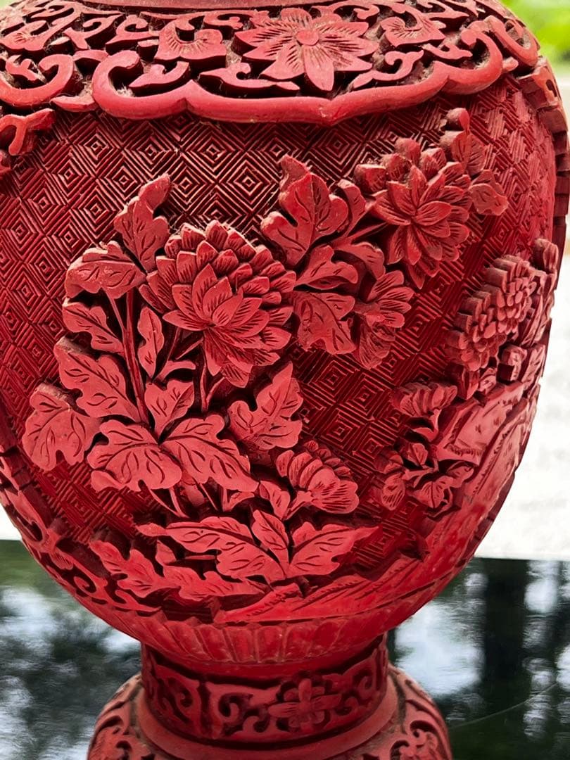 中国美術工芸品　赤漆　彫刻壺　（花瓶）