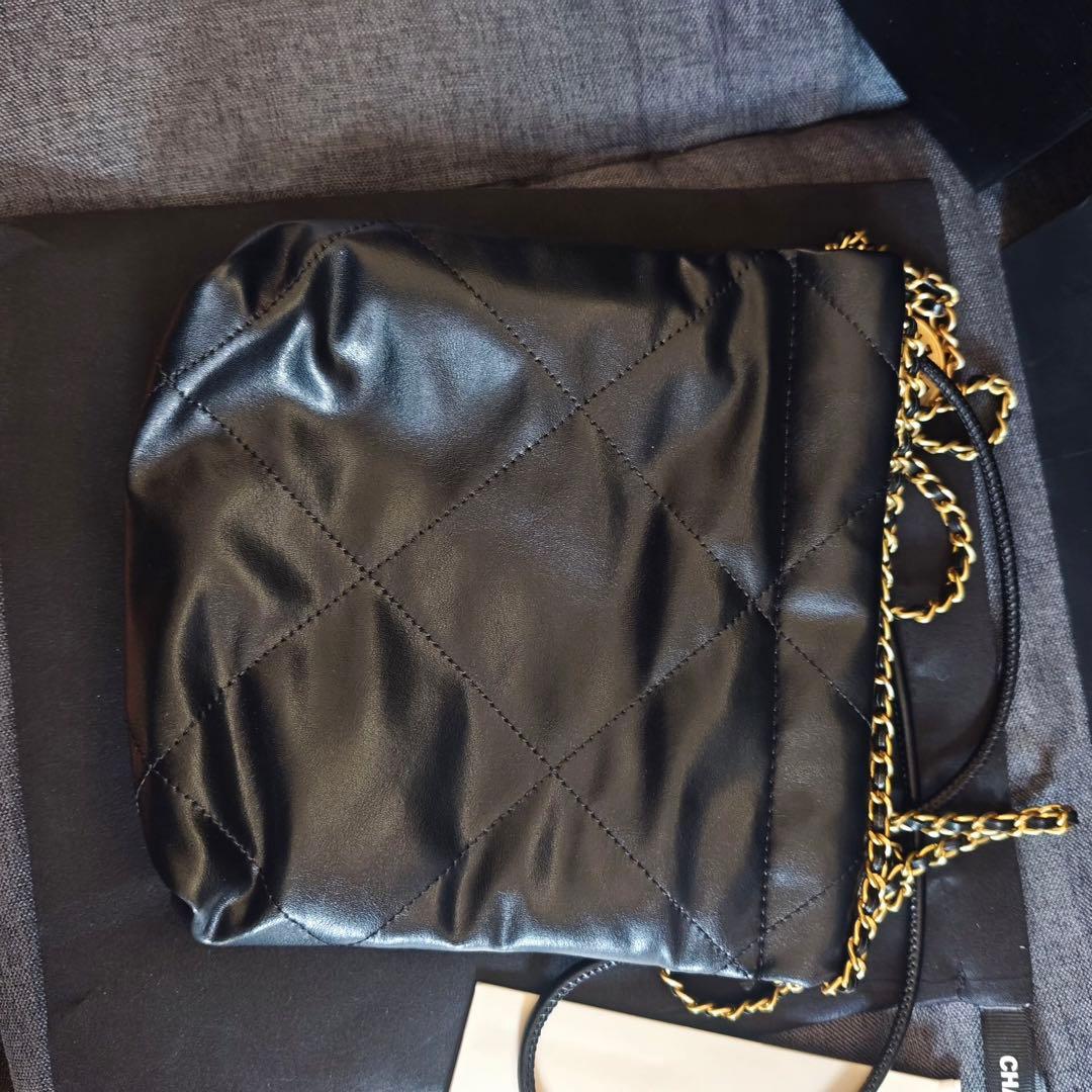 キルティングデザインのブラックレザーショルダーバッグ。