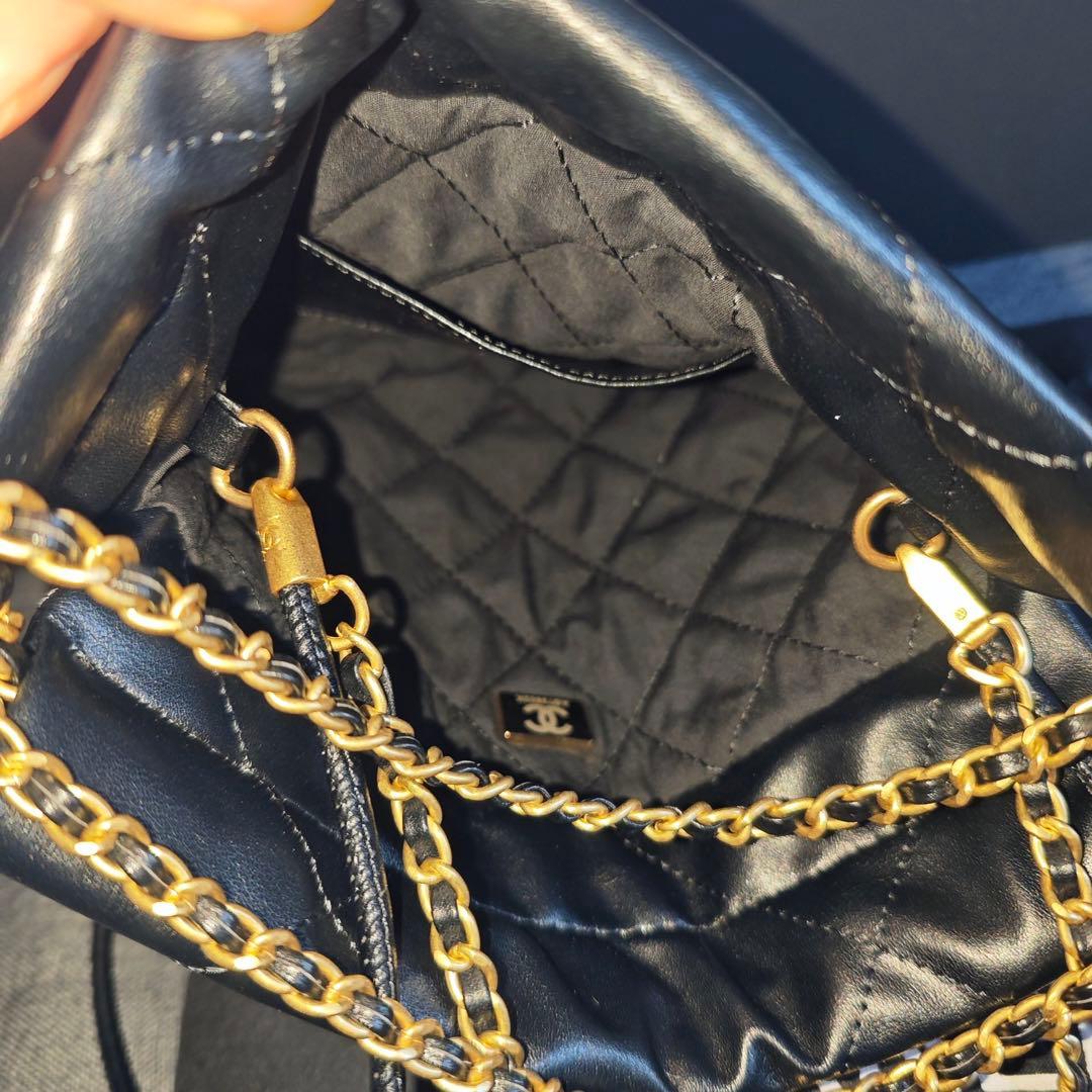 キルティングデザインのブラックレザーショルダーバッグ。