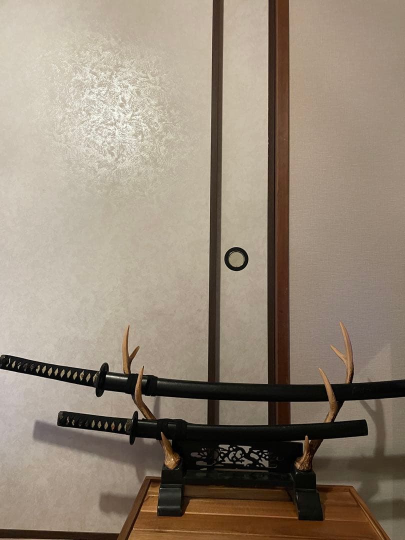 鹿角風台座　鞘付き模造刀２本　合計３点セット