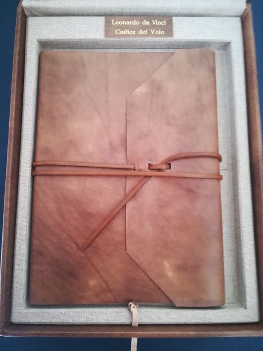 イタリアの専門職人の手によるLeonardo Da Vinci の書物の復元作品