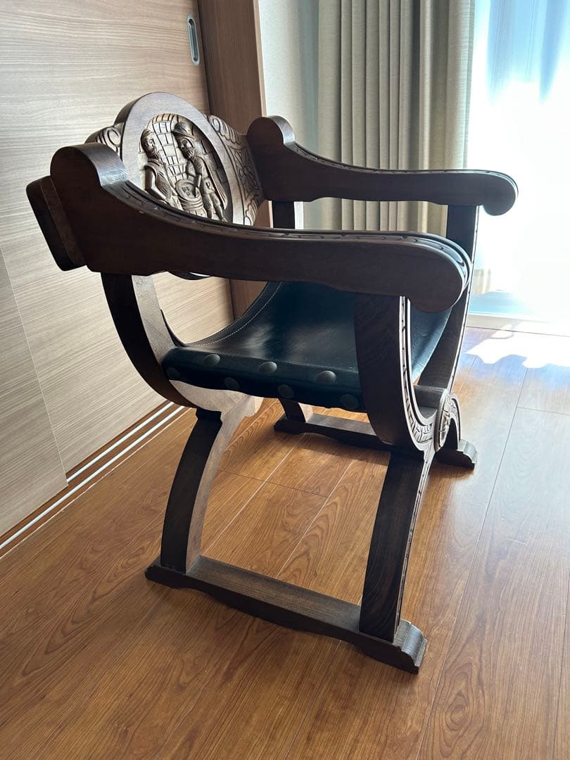 彫刻装飾付き木製椅子 黒革座面