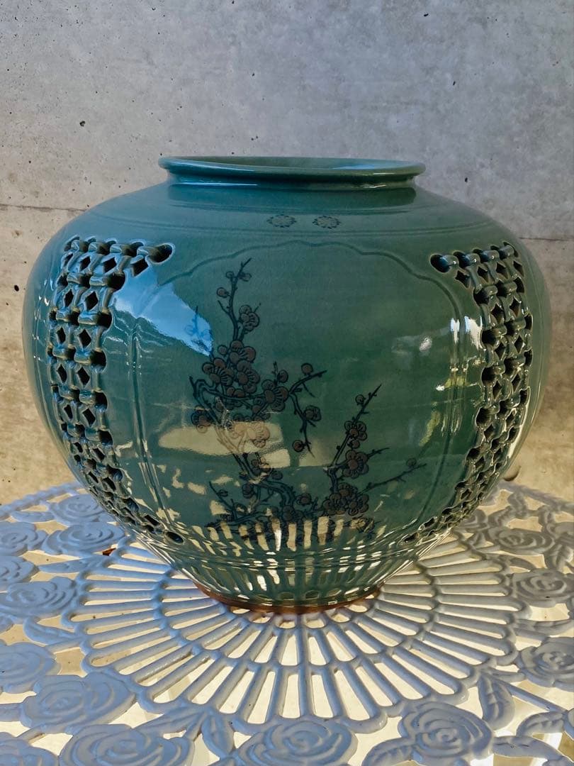 緑色陶器 透かし彫り 花と竹のデザイン （高さ30 cm）