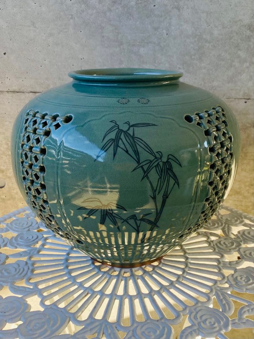 緑色陶器 透かし彫り 花と竹のデザイン （高さ30 cm）