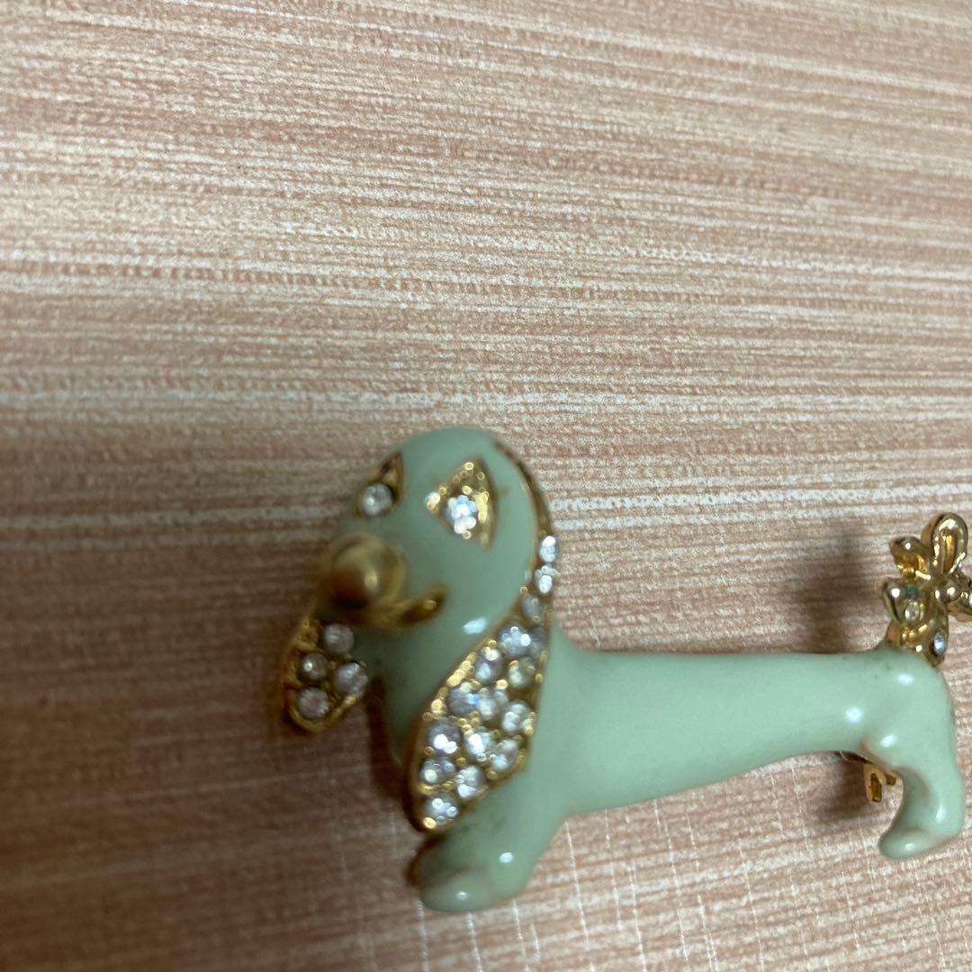 英国アンティーク 犬ブローチ 陶器orガラス製 ダックスフンド 希少