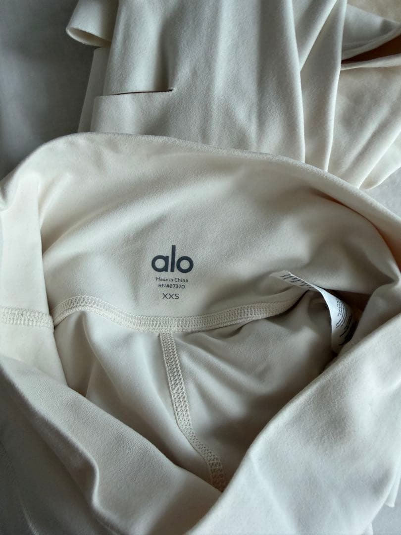 alo yoga ダメージ レギンス　XXS 日本未入荷