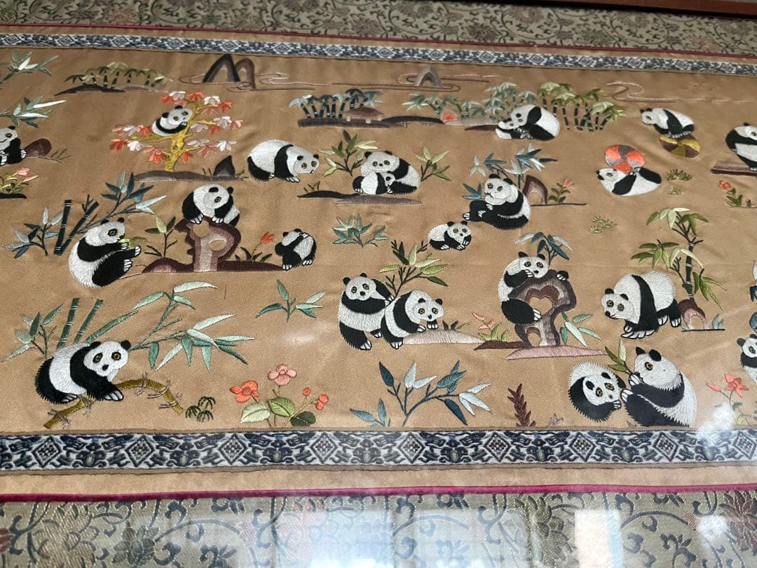 パンダ刺繍タペストリー　刺繍　飾り布　古い生地　正絹中国 アンティーク　額なし