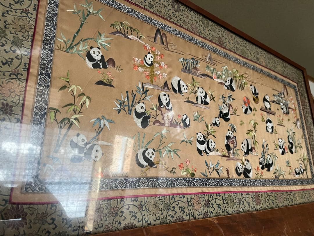 パンダ刺繍タペストリー　刺繍　飾り布　古い生地　正絹中国 アンティーク　額なし