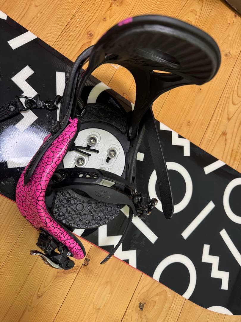 未使用 スノーボード 板 ビンディングセット FLUX ピンク ブラック
