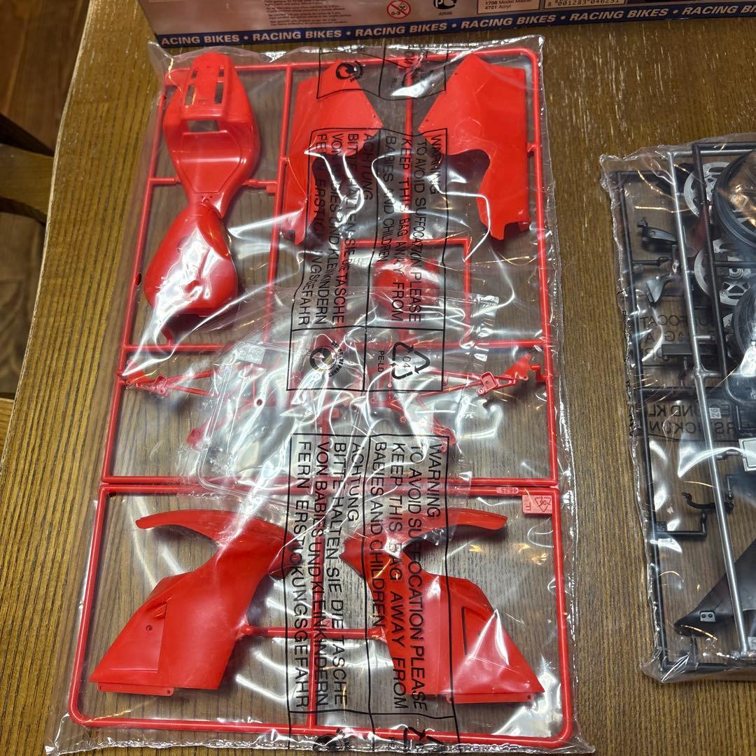 イタレリ　オートバイ　プラモデル　1/9 ドゥカティ　＆　ライダーフィギュア