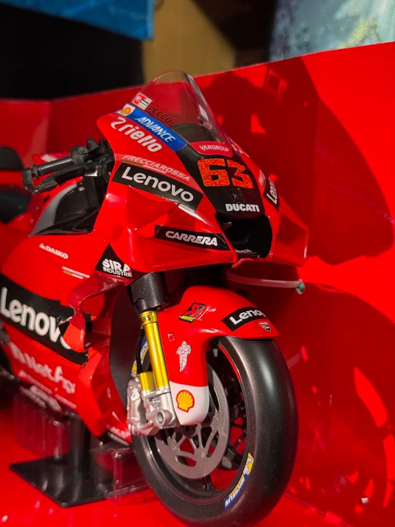 Ducati Desmosedici GP 1/6スケールモデル パニガーレv4