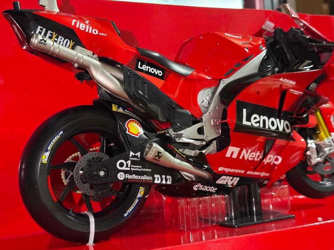 Ducati Desmosedici GP 1/6スケールモデル パニガーレv4