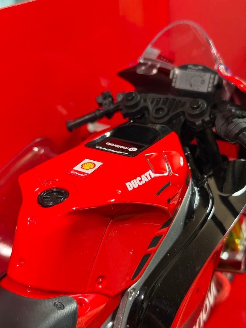 Ducati Desmosedici GP 1/6スケールモデル パニガーレv4