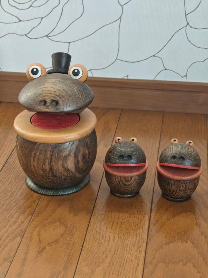 木製カエルの貯金箱と置物