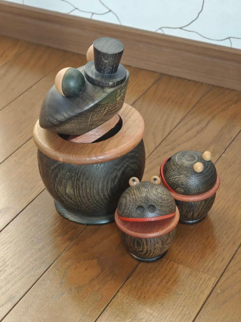 木製カエルの貯金箱と置物