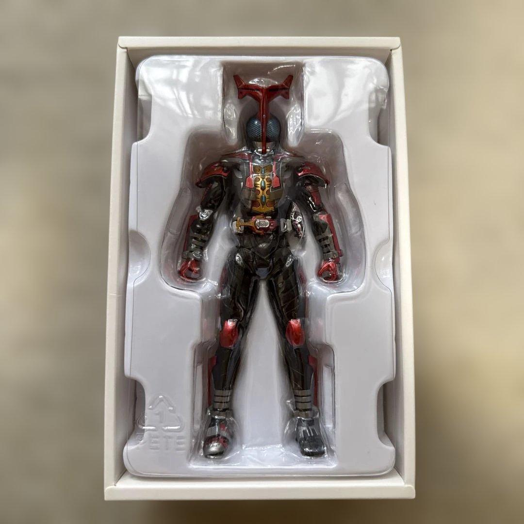 S.H.Figuarts 真骨彫製法仮面ライダーカブト ハイパーフォーム【初版】