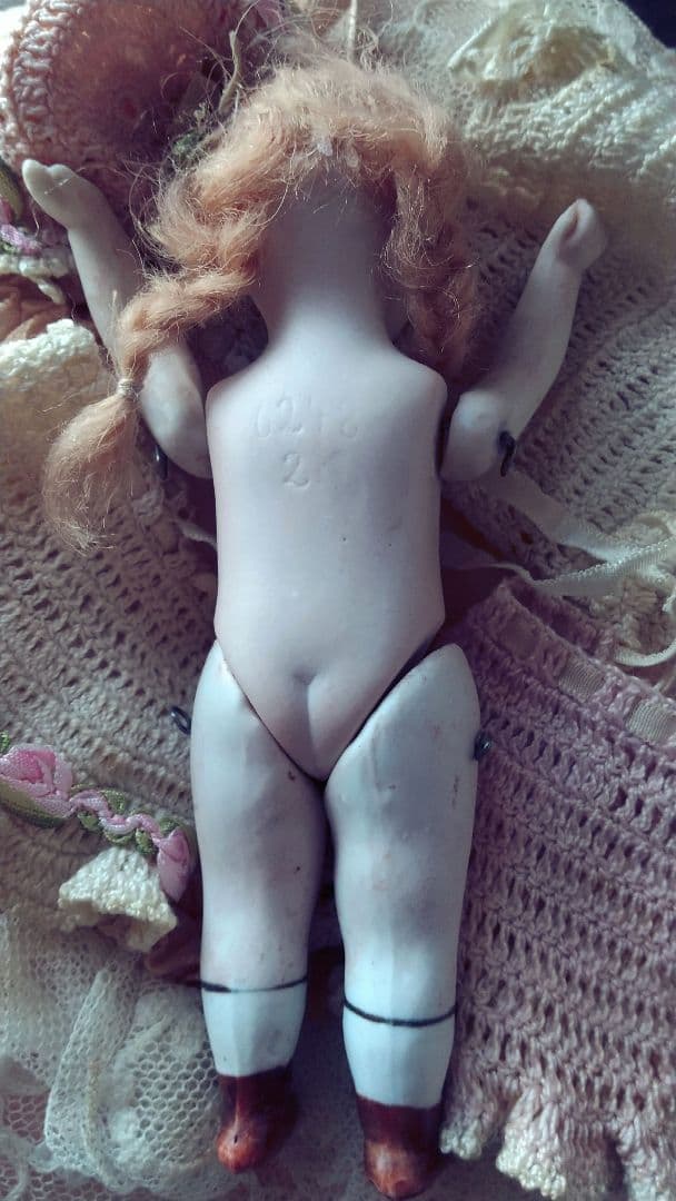 Hertwig❀アンティークビスクドール　おさげの女の子♪小物付