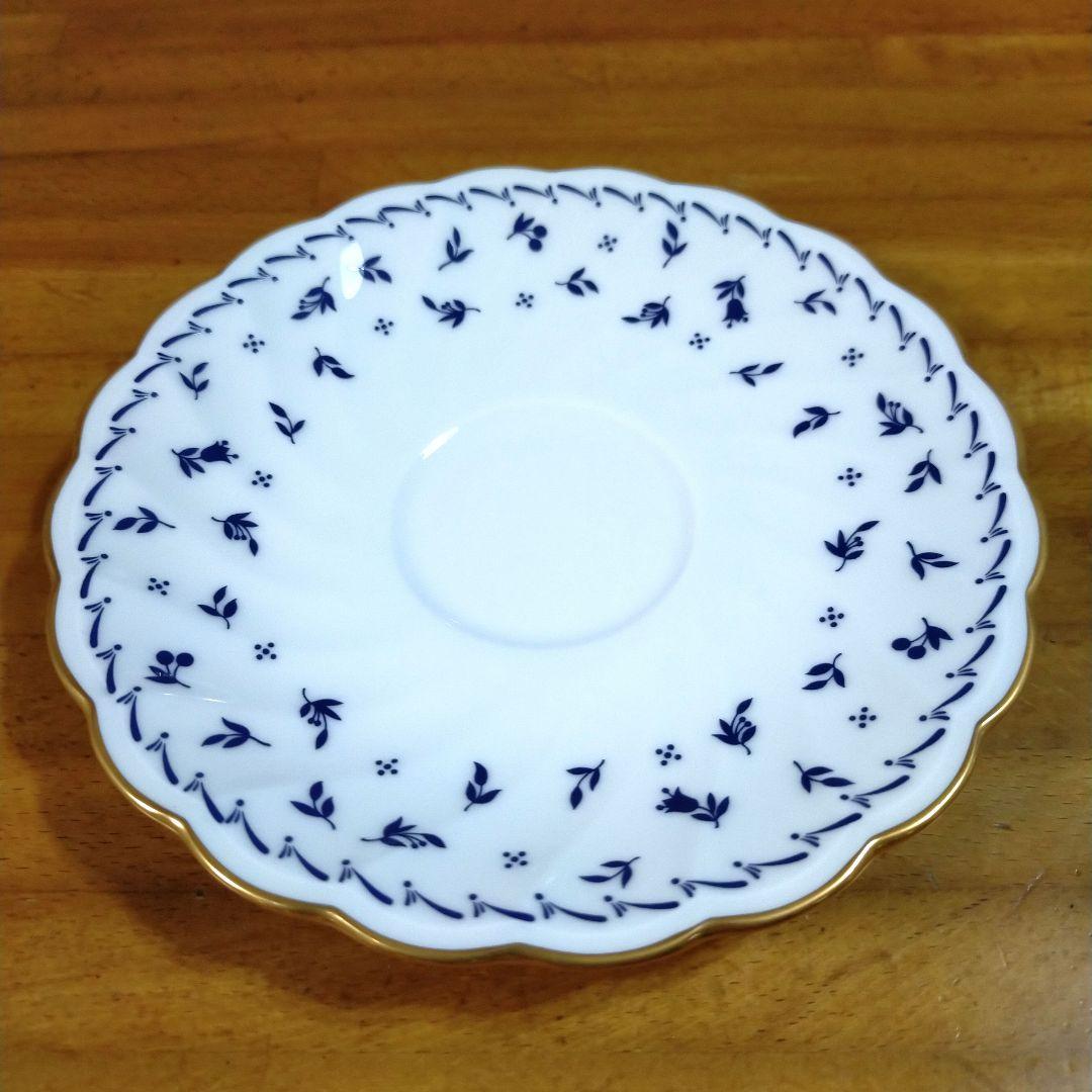 ノリタケ　ティーカップセット　扇型プレート　ミルクピッチャー