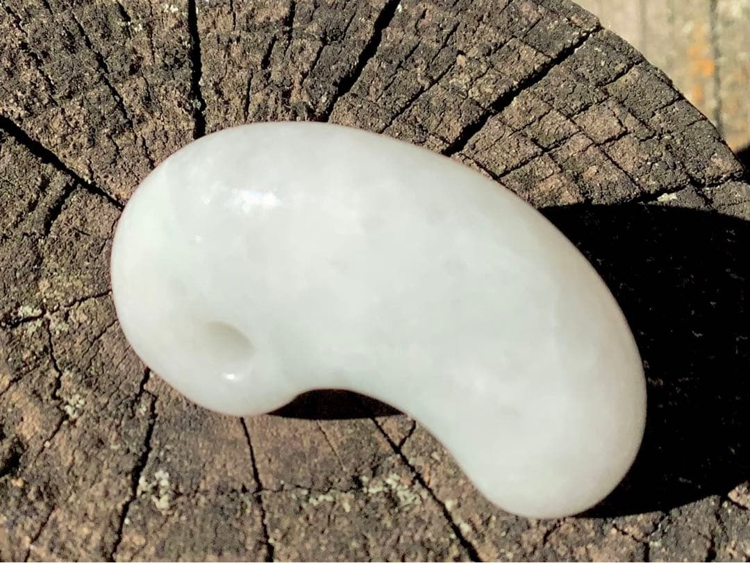 1点限り‼️本物ジェダイト糸魚川翡翠勾玉　氷の世界へアイスジェイド鑑定機関鑑別書付