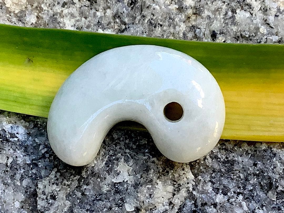 1点限り‼️本物ジェダイト糸魚川翡翠勾玉　氷の世界へアイスジェイド鑑定機関鑑別書付