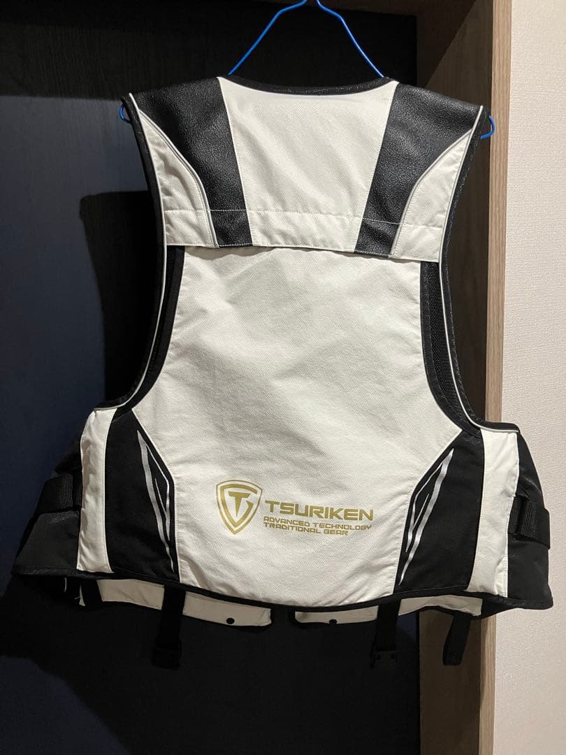 TSURIKEN フィッシングベスト・サンバイザー ホワイト／ブラック