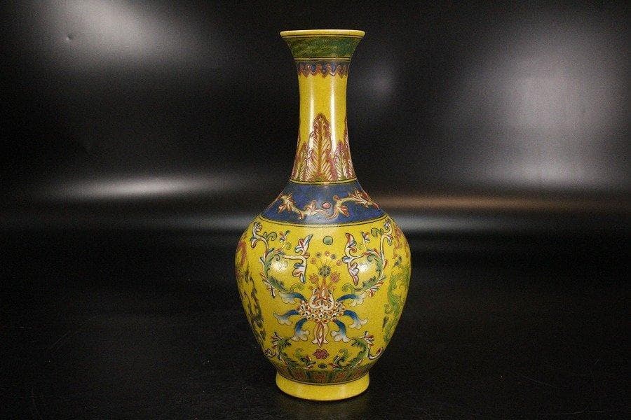 中国美術 黄地 色絵 草花紋 瓶 高21.5cm 乾隆年製款 旧家蔵出