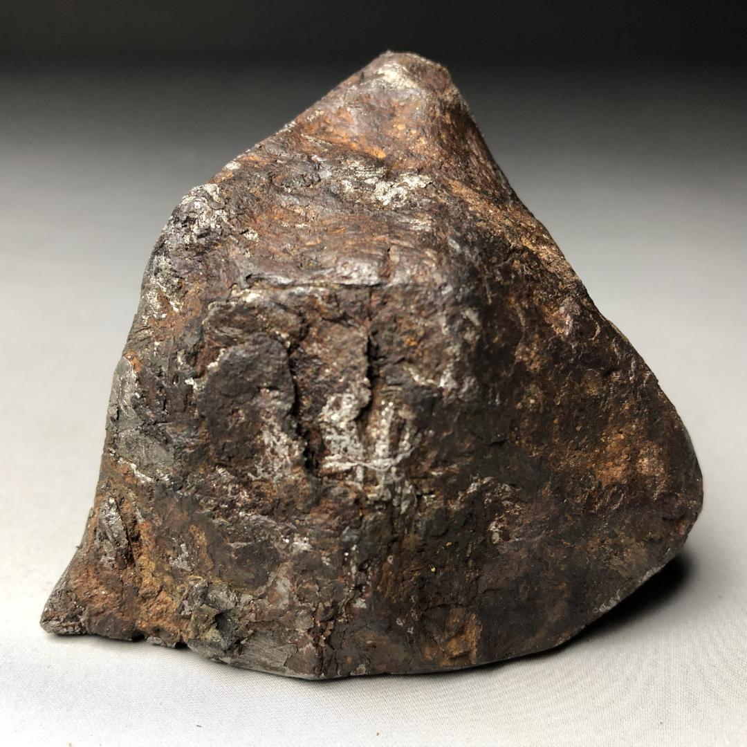 アルタイ隕石 鉄隕石　外皮付き隕石　エンドカット　原石　重さ約553ｇ