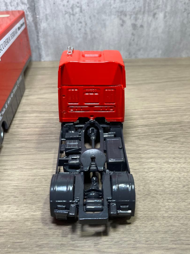 スポーツカー　フェラーリ　トランスポーター　スクーデリア　レーシングトラック