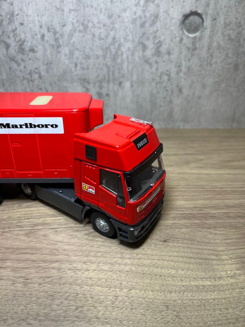 スポーツカー　フェラーリ　トランスポーター　スクーデリア　レーシングトラック