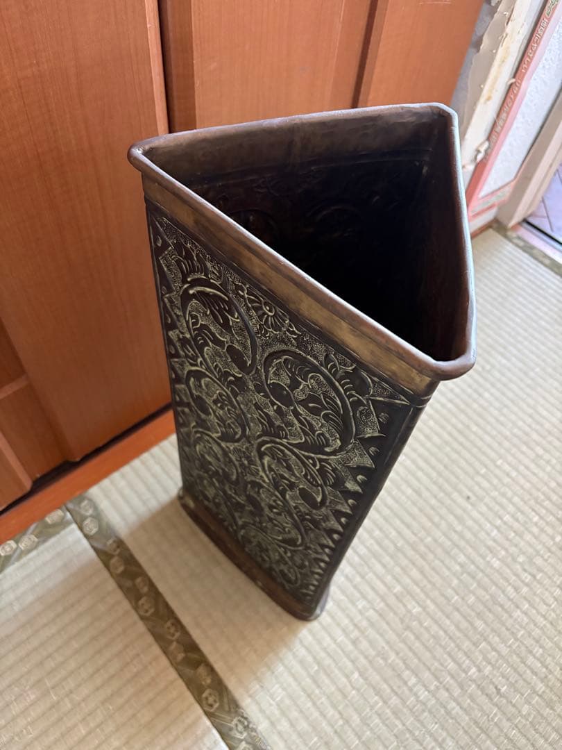 シルバーのエッチング装飾三角花瓶 アジアン アンティーク ビンテージ